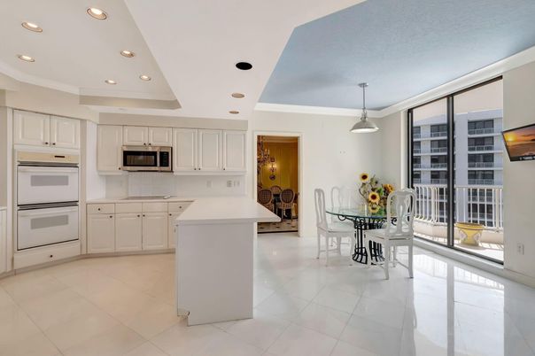 Dining room, Interior, Kitchen, Pendant Lights, Recessed Lighting, Stainless Steel Appliances