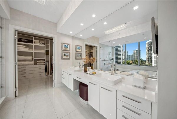 Bathroom, Dual Sink Vanities, Interior, Recessed Lighting
