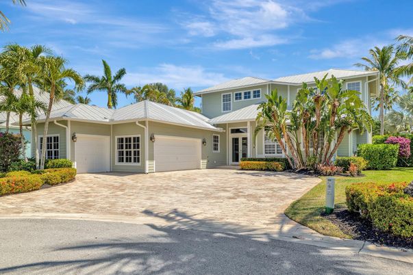 Attached, Exterior, Facade, Ranch