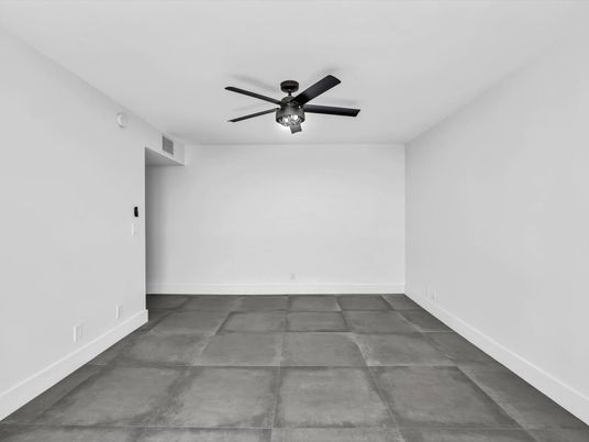 Empty room, Interior