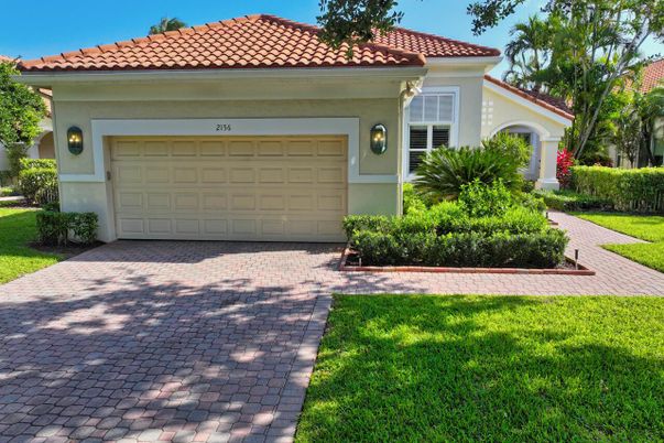 Attached, Exterior, Facade, Mediterranean