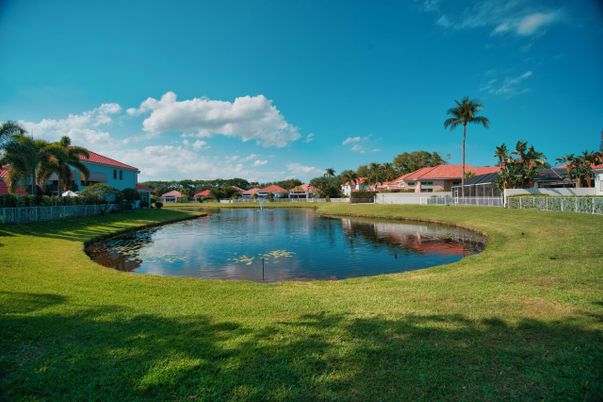 Exterior, Lake