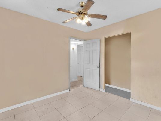 Empty room, Interior