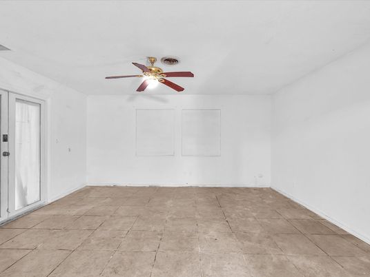 Empty room, Interior
