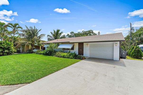 Attached, Backyard, Exterior, Facade, Brick Facade, Ranch
