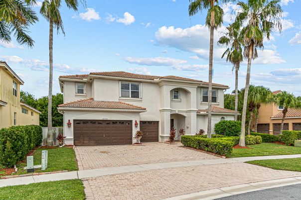 Attached, Exterior, Facade, Mediterranean