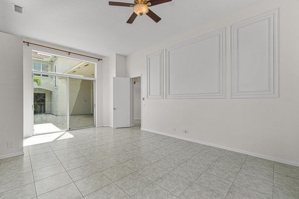 Empty room, Interior