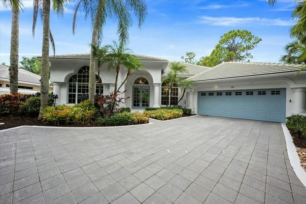 Attached, Exterior, Facade, Mediterranean