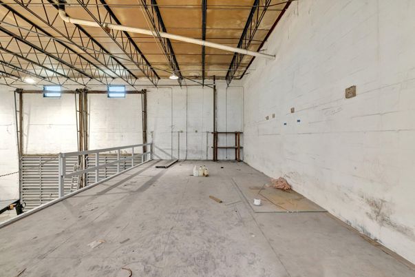 Garage, Interior, Wooden Beams