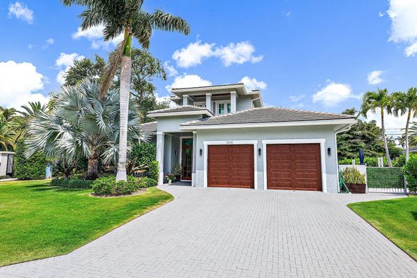Attached, Exterior, Facade, Mediterranean