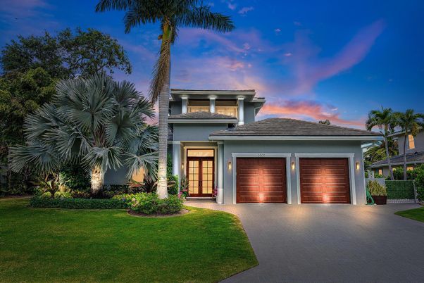 Attached, Exterior, Facade, Mediterranean