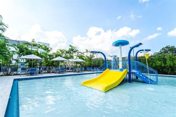 Exterior, Playground, Pool