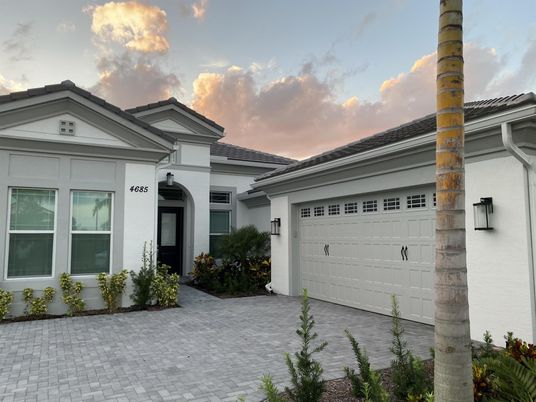 Attached, Exterior, Facade, Mediterranean