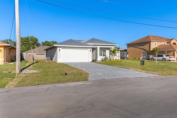 Attached, Exterior, Facade, Ranch