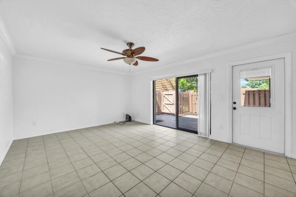 Empty room, Interior
