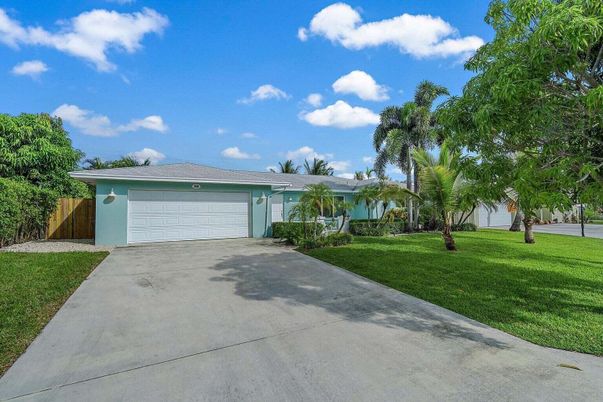 Attached, Exterior, Facade, Ranch