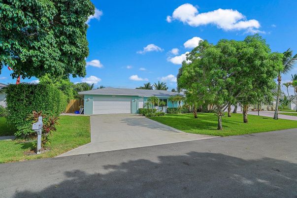 Attached, Exterior, Facade, Ranch