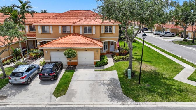 Attached, Exterior, Facade, Mediterranean