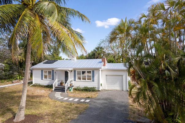Attached, Exterior, Facade, Ranch
