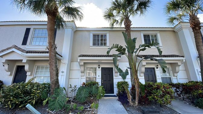 Exterior, Facade, Mediterranean