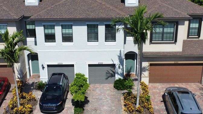 Attached, Exterior, Facade, Rowhouse