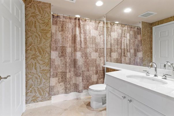 Bathroom, Interior, Recessed Lighting
