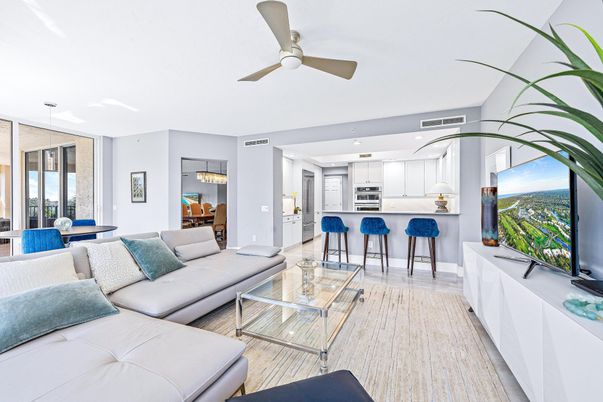 Dining room, Interior, Kitchen, Living room, Pendant Lights, Recessed Lighting, Stainless Steel Appliances