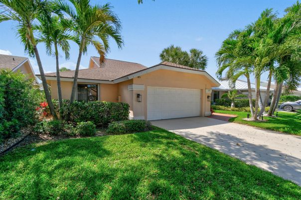 Attached, Exterior, Facade, Ranch
