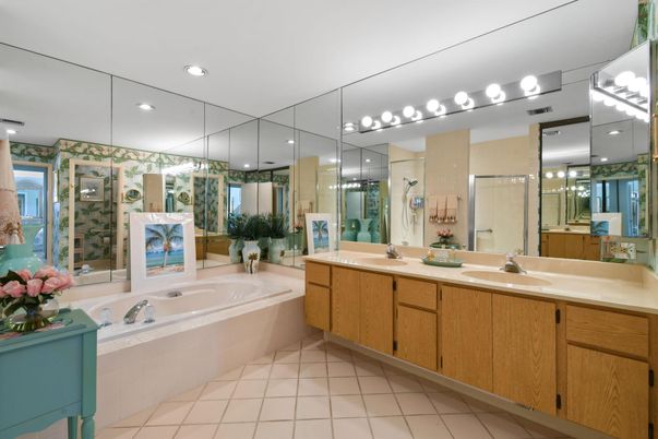 Bathroom, Dual Sink Vanities, Interior, Recessed Lighting
