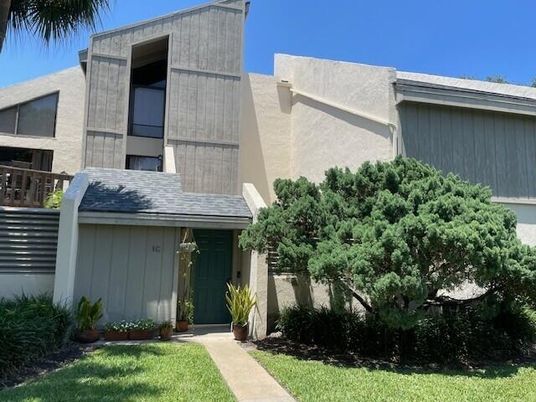 Exterior, Facade, Modern