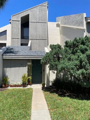 Exterior, Facade, Modern