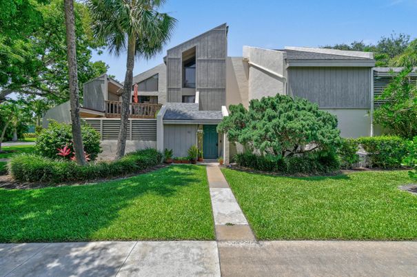 Exterior, Facade, Modern