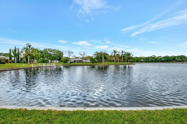 Exterior, Lake