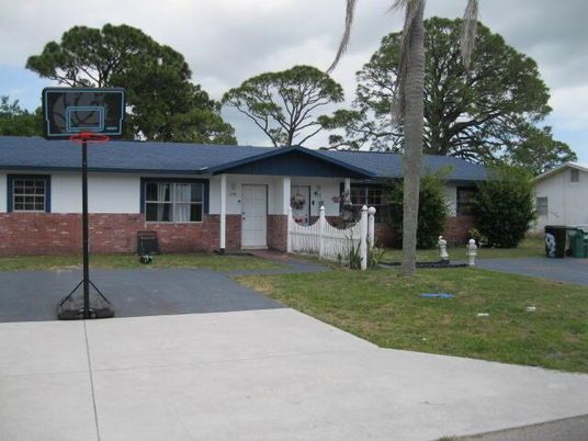 Backyard, Exterior, Facade, Brick Facade, Ranch