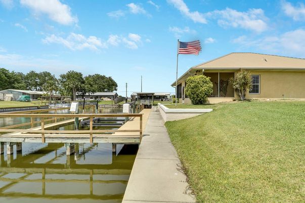 Exterior, Lake