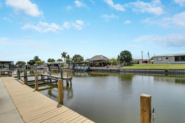 Exterior, Lake
