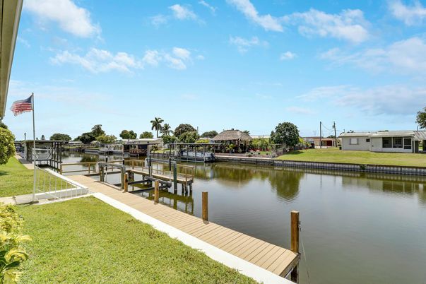 Exterior, Lake