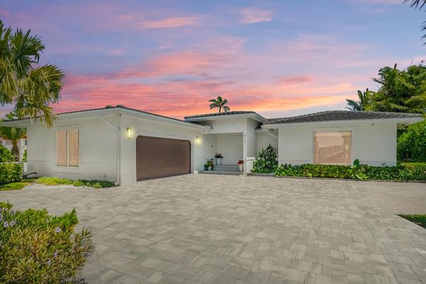 Attached, Exterior, Facade, Ranch