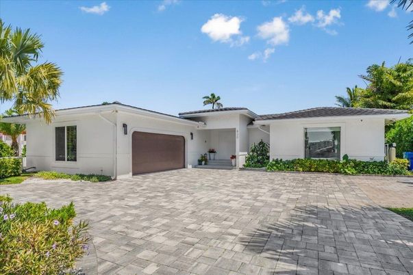 Attached, Exterior, Facade, Ranch