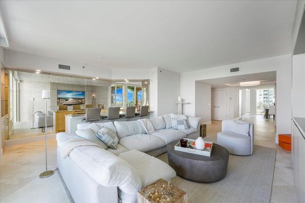 Dining room, Interior, Living room, Pendant Lights, Recessed Lighting