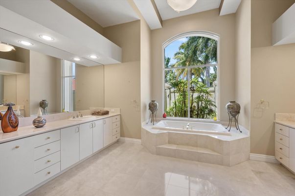 Bathroom, Dual Sink Vanities, Interior, Recessed Lighting