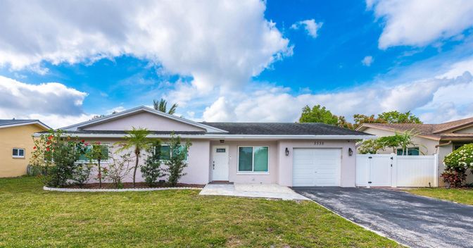 Attached, Exterior, Facade, Ranch