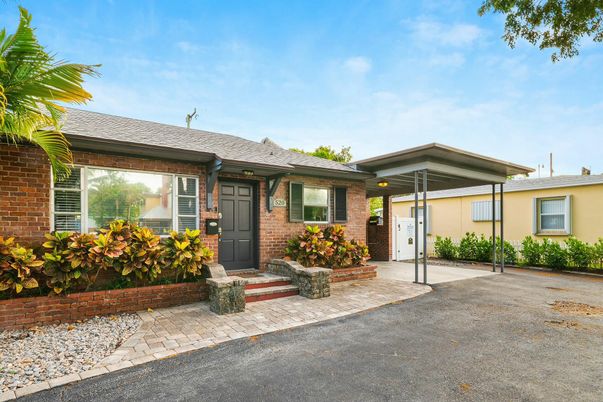 Exterior, Facade, Brick Facade, Ranch