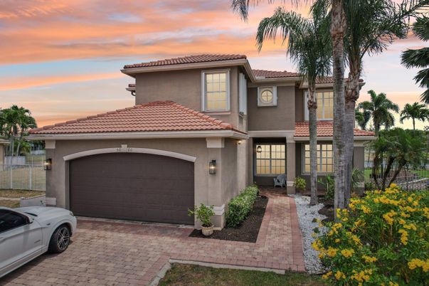Attached, Exterior, Facade, Mediterranean