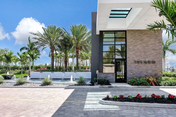 Exterior, Facade, Modern