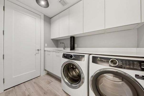 Interior, Recessed Lighting, Washer, Wood Texture Flooring