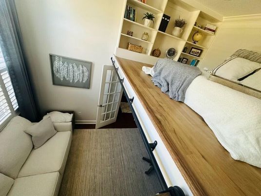 Home Office, Interior