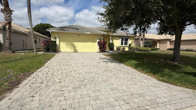 Attached, Exterior, Facade, Ranch