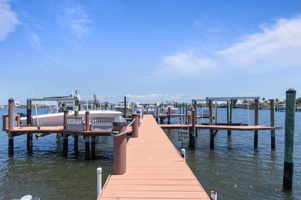 Exterior, Lake