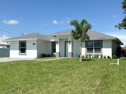 Backyard, Exterior, Facade, Ranch